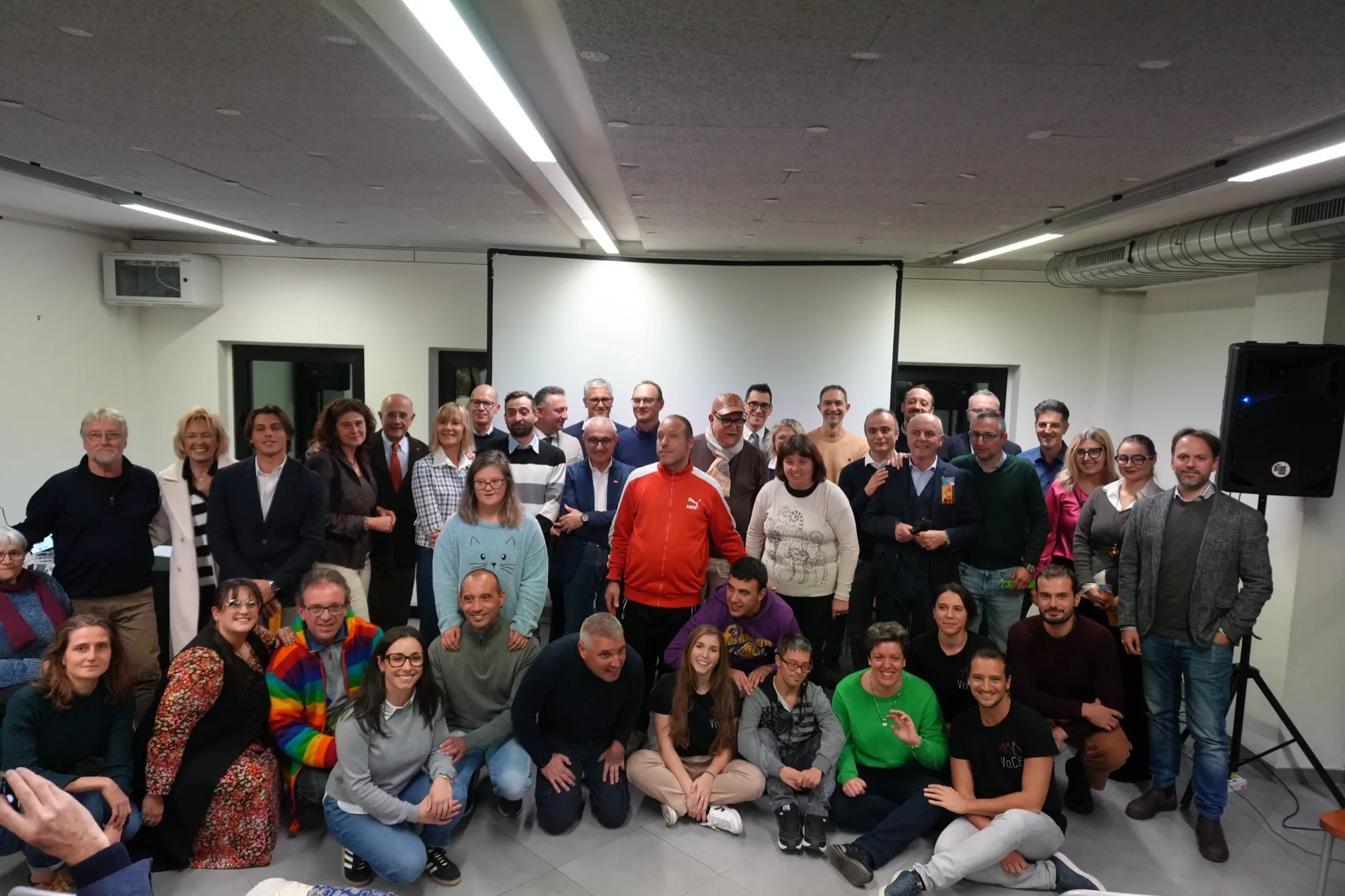 Volontari, partecipanti e imprenditori del capitolo BNI in foto di gruppo durante una serata insieme.