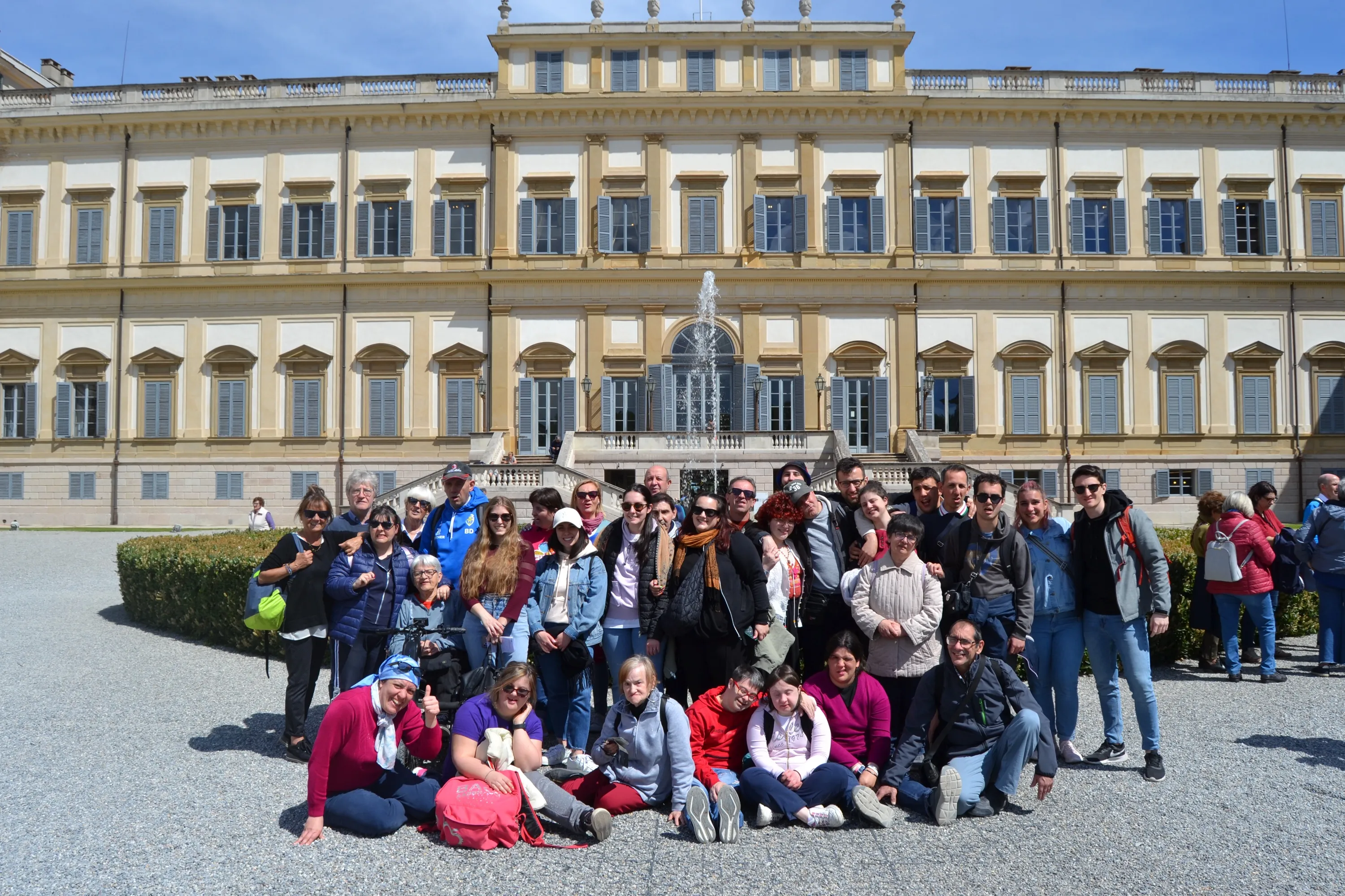 Il gruppo di Vo.C.E. in posa nel cortile di una villa storica, durante una gita.