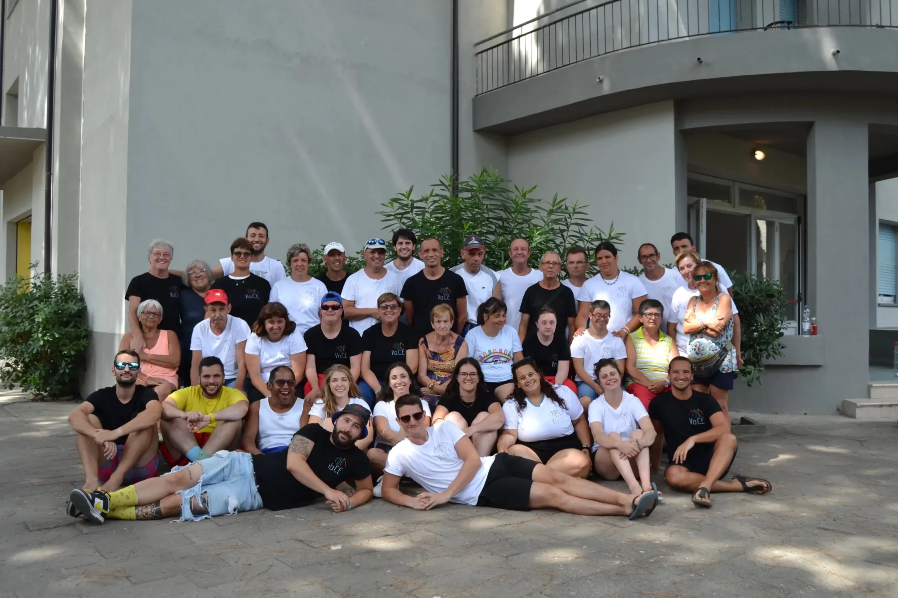 Il gruppo di Vo.C.E. al completo, volontari e partecipanti, in posa davanti all'albergo durante la vacanza estiva a Pinarella di Cervia.